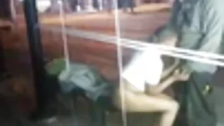 අසාත්මික දෑත් සමඟ තරුණ ආසියානු කුකුළා උරා ගැනීමට බල