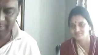 ගෙදර හැදූ වීඩියෝවේ කෙල්ල අත් වලින් පුරස්ථි සම්බාහනය කරයි