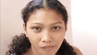 නිර්භීත brunette ගලවා ඇගේ නරක යට කලිසම් හා masturbates ඇගේ යෝනි මාර්ගය