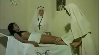 නව වසරේ footjob ලබා ගැනීමට fucked milf finger