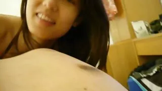 හිනා තරුණ දැරිය අසභ්ය වාත්තු දී එය ප්රේම